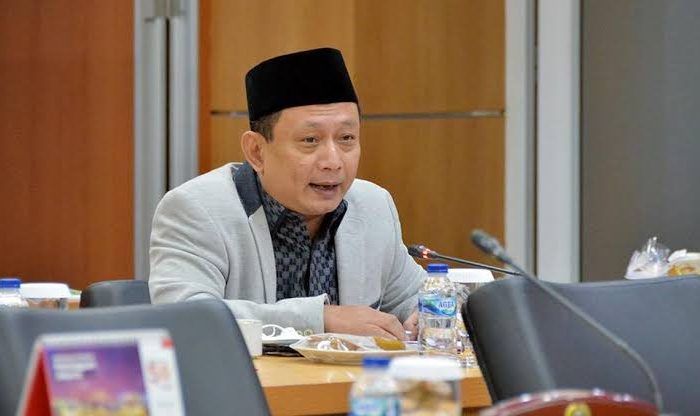 Kekosongan jabatan Wakil Kepala Kepolisian Republik Indonesia (Wakapolri) yang telah berlangsung selama lebih dari tiga pekan memunculkan berbagai spekulasi. Anggota Komisi III DPR RI, Hasbiallah Ilyas, menduga terdapat tarik ulur kepentingan antara institusi Polri dan pemerintah dalam menentukan sosok pengganti Komjen Pol (Purn) Ahmad Dofiri, yang resmi pensiun per 1 Juli 2025.