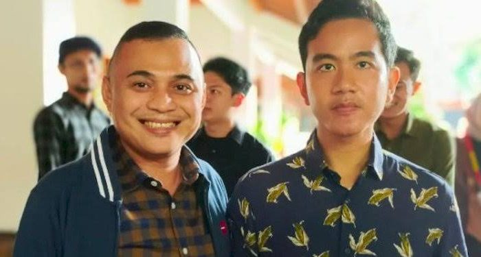 Mantan kuasa hukum pasangan Prabowo Subianto–Gibran Rakabuming Raka di Mahkamah Konstitusi, Luhut Parlinggoman Siahaan, menyerukan kepada Presiden Prabowo untuk segera memberhentikan para Wakil Menteri (Wamen) yang saat ini merangkap jabatan sebagai komisaris di badan usaha milik negara (BUMN).