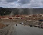 Industri pengolahan nikel Indonesia tengah menghadapi guncangan serius. Empat perusahaan smelter di Sulawesi resmi menghentikan aktivitas produksinya, berdampak langsung terhadap ribuan tenaga kerja.