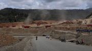 Industri pengolahan nikel Indonesia tengah menghadapi guncangan serius. Empat perusahaan smelter di Sulawesi resmi menghentikan aktivitas produksinya, berdampak langsung terhadap ribuan tenaga kerja.