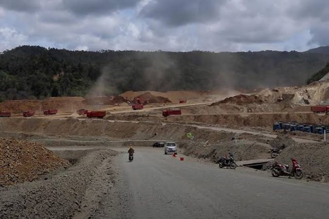 Industri pengolahan nikel Indonesia tengah menghadapi guncangan serius. Empat perusahaan smelter di Sulawesi resmi menghentikan aktivitas produksinya, berdampak langsung terhadap ribuan tenaga kerja.