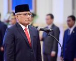 Kepala Badan Narkotika Nasional (BNN) Komjen Pol. Marthinus Hukom menegaskan larangan bagi jajarannya untuk menangkap pengguna narkoba, termasuk dari kalangan publik figur seperti artis. Ia menilai, pendekatan hukum terhadap pengguna seharusnya berbasis rehabilitasi, bukan pidana.