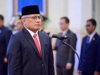 Kepala Badan Narkotika Nasional (BNN) Komjen Pol. Marthinus Hukom menegaskan larangan bagi jajarannya untuk menangkap pengguna narkoba, termasuk dari kalangan publik figur seperti artis. Ia menilai, pendekatan hukum terhadap pengguna seharusnya berbasis rehabilitasi, bukan pidana.