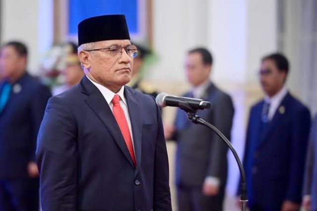 Kepala Badan Narkotika Nasional (BNN) Komjen Pol. Marthinus Hukom menegaskan larangan bagi jajarannya untuk menangkap pengguna narkoba, termasuk dari kalangan publik figur seperti artis. Ia menilai, pendekatan hukum terhadap pengguna seharusnya berbasis rehabilitasi, bukan pidana.
