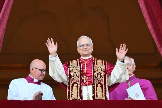 Pemimpin tertinggi Gereja Katolik dunia, Paus Leo XIV, mengeluarkan pernyataan keras terhadap serangan militer Israel di Jalur Gaza yang menewaskan puluhan warga sipil. Dalam doa mingguan di Castel Gandolfo, Minggu (20/7/2025), Paus menyerukan penghentian segera atas konflik bersenjata dan menuntut penyelesaian damai yang menghormati nilai-nilai kemanusiaan.