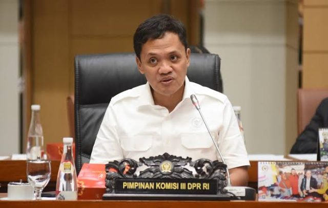 Komisi III DPR RI resmi memulai rapat Panitia Kerja (Panja) untuk membahas Rancangan Undang-Undang Kitab Hukum Acara Pidana (RUU KUHAP). Ketua Komisi III, Habiburrokhman, menegaskan bahwa seluruh Daftar Inventarisasi Masalah (DIM) yang akan dibahas telah disinkronkan antara versi cetak dan digital.