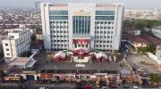 Kejaksaan Tinggi Sulawesi Selatan menetapkan dua perempuan berinisial AH dan ER sebagai tersangka dalam kasus dugaan korupsi penyaluran kredit di salah satu bank milik negara (BUMN) di Makassar. Aksi mereka diduga berlangsung dari akhir 2022 hingga 2023 dan mengakibatkan kerugian negara hingga Rp6,5 miliar.
