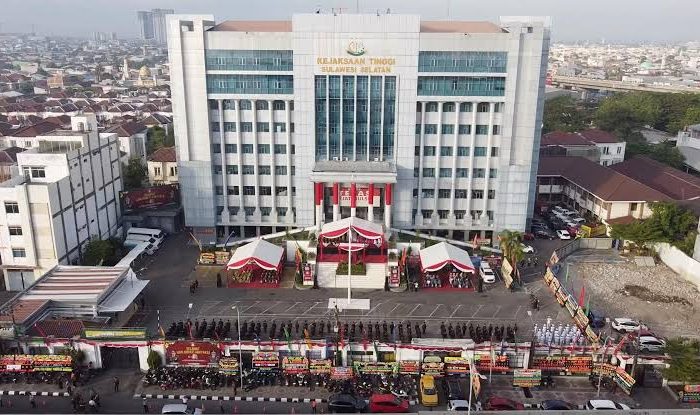 Kejaksaan Tinggi Sulawesi Selatan menetapkan dua perempuan berinisial AH dan ER sebagai tersangka dalam kasus dugaan korupsi penyaluran kredit di salah satu bank milik negara (BUMN) di Makassar. Aksi mereka diduga berlangsung dari akhir 2022 hingga 2023 dan mengakibatkan kerugian negara hingga Rp6,5 miliar.