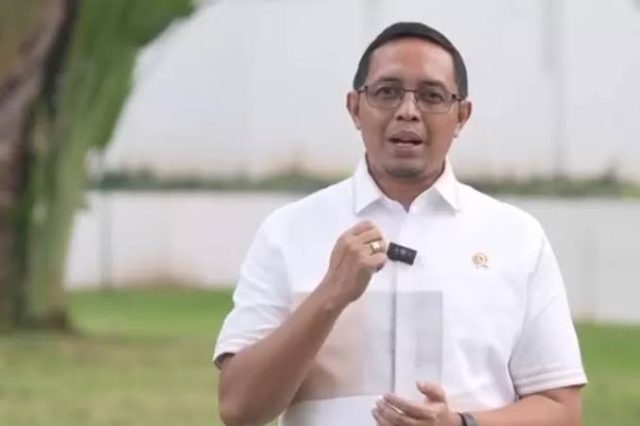 Pemerintah Indonesia menegaskan bahwa data warga negara Indonesia (WNI) yang diserahkan kepada Amerika Serikat terbatas hanya untuk kepentingan perdagangan tertentu. Kepala Kantor Komunikasi Kepresidenan, Hasan Nasbi, menyatakan bahwa pengelolaan data tetap berada di tangan Indonesia dan akan disesuaikan dengan ketentuan Undang-Undang Perlindungan Data Pribadi (UU PDP).