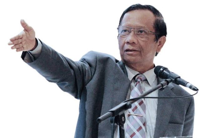 Mantan Menteri Koordinator Bidang Politik, Hukum, dan Keamanan (Menko Polhukam), Mahfud MD, memberikan apresiasi kepada Kejaksaan Agung (Kejagung) atas langkah tegas dalam kasus dugaan korupsi tata kelola minyak mentah.