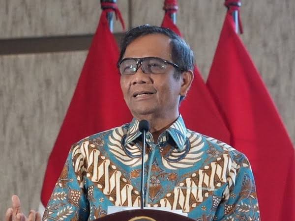 Menjelang pembacaan vonis terhadap Sekretaris Jenderal PDI Perjuangan, Hasto Kristiyanto, mantan Menteri Koordinator Bidang Politik, Hukum, dan Keamanan (Menko Polhukam) Mahfud Md mengingatkan pentingnya keadilan dalam proses peradilan. Ia berharap majelis hakim dapat memberikan putusan secara objektif dan adil, tidak seperti yang terjadi dalam kasus eks Menteri Perdagangan Thomas Trikasih Lembong alias Tom Lembong.