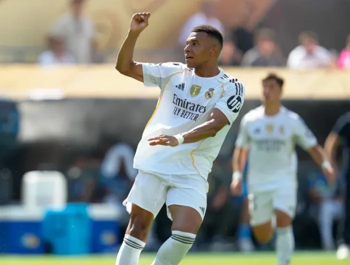 Bintang Prancis Kylian Mbappe dipastikan akan mengenakan nomor punggung 10 di Real Madrid mulai musim depan, menyusul kepergian Luka Modric ke AC Milan. Perubahan ini sekaligus menandai transisi simbolis dari era Modric ke era Mbappe di Santiago Bernabeu.