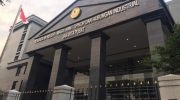 Pengadilan Negeri (PN) Jakarta Pusat menggelar sidang perdana gugatan perdata yang diajukan oleh mantan Wakil Menteri Desa, Pembangunan Daerah Tertinggal dan Transmigrasi (Wamendes PDTT), Paiman Rahardjo, pada hari ini, Selasa (29/7/2025).