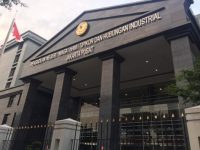 Pengadilan Negeri (PN) Jakarta Pusat menggelar sidang perdana gugatan perdata yang diajukan oleh mantan Wakil Menteri Desa, Pembangunan Daerah Tertinggal dan Transmigrasi (Wamendes PDTT), Paiman Rahardjo, pada hari ini, Selasa (29/7/2025).