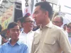 Suasana kunjungan kerja Wakil Presiden RI Gibran Rakabuming Raka di Tangerang, Banten, mendadak cair dan penuh gelak tawa, Rabu (16/7/2025), setelah ia secara tak terduga bertemu dengan sosok pria yang kerap dijuluki warganet sebagai “Gibran KW”.
