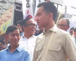 Suasana kunjungan kerja Wakil Presiden RI Gibran Rakabuming Raka di Tangerang, Banten, mendadak cair dan penuh gelak tawa, Rabu (16/7/2025), setelah ia secara tak terduga bertemu dengan sosok pria yang kerap dijuluki warganet sebagai “Gibran KW”.