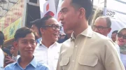 Suasana kunjungan kerja Wakil Presiden RI Gibran Rakabuming Raka di Tangerang, Banten, mendadak cair dan penuh gelak tawa, Rabu (16/7/2025), setelah ia secara tak terduga bertemu dengan sosok pria yang kerap dijuluki warganet sebagai “Gibran KW”.