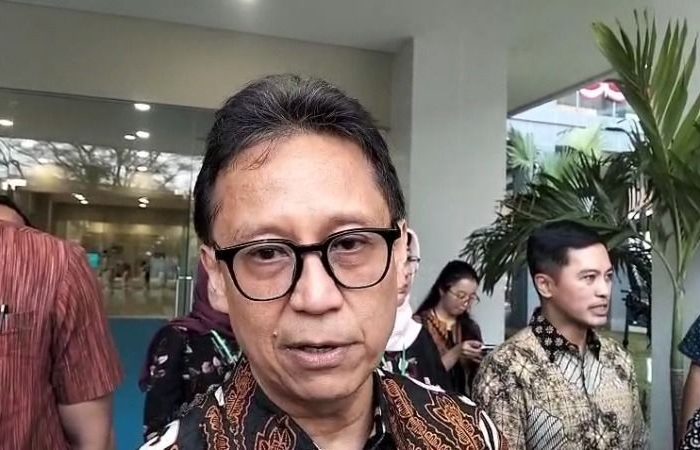 Menteri Kesehatan (Menkes) Budi Gunadi Sadikin menanggapi isu rencana kenaikan iuran BPJS Kesehatan yang belakangan ramai dibicarakan. Ia menegaskan, wacana tersebut masih dalam tahap pembahasan lintas kementerian dan lembaga.