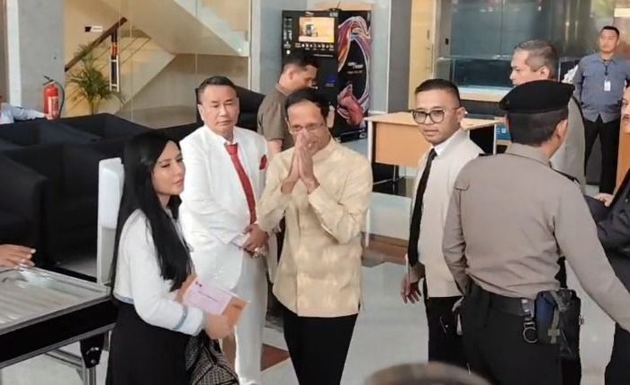 Mantan Menteri Pendidikan, Kebudayaan, Riset, dan Teknologi (Mendikbudristek) Nadiem Anwar Makarim memenuhi panggilan penyelidik Komisi Pemberantasan Korupsi (KPK) pada Kamis pagi (7/8/2025). Ia diperiksa sebagai saksi dalam penyelidikan kasus dugaan korupsi pengadaan layanan Google Cloud di Kemendikbudristek.