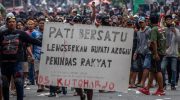 Aksi besar-besaran warga di depan Kantor Bupati Pati.