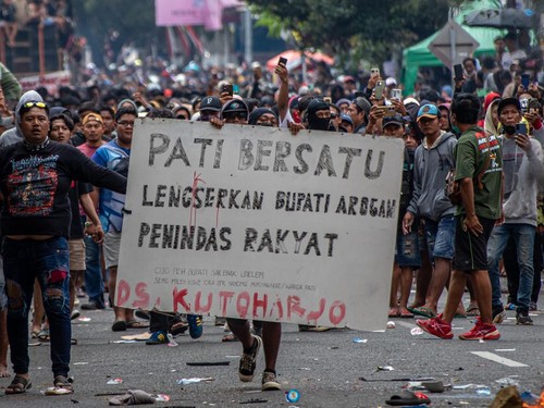 Aksi besar-besaran warga di depan Kantor Bupati Pati.