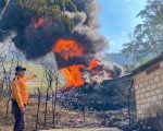 Kebakaran sumur minyak ilegal di Blora, Jawa Tengah, menewaskan tiga orang dan melukai dua lainnya. Tragedi ini memicu desakan agar pemerintah meninjau ulang aturan yang mengizinkan masyarakat mengelola sumur minyak.