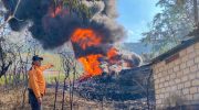 Kebakaran sumur minyak ilegal di Blora, Jawa Tengah, menewaskan tiga orang dan melukai dua lainnya. Tragedi ini memicu desakan agar pemerintah meninjau ulang aturan yang mengizinkan masyarakat mengelola sumur minyak.