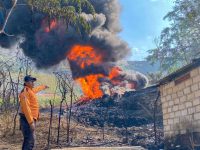 Kebakaran sumur minyak ilegal di Blora, Jawa Tengah, menewaskan tiga orang dan melukai dua lainnya. Tragedi ini memicu desakan agar pemerintah meninjau ulang aturan yang mengizinkan masyarakat mengelola sumur minyak.