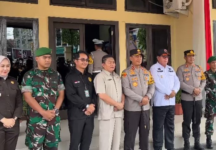 Penjabat (Pj) Walikota Parepare Dr Abdul Hayat Gani, menyambut hangat kedatangan Kapolda Sulawesi Selatan Irjen Pol. Yudhiawan beserta rombongan yang melakukan kunjungan kerja di wilayah hukum Polres Parepare.