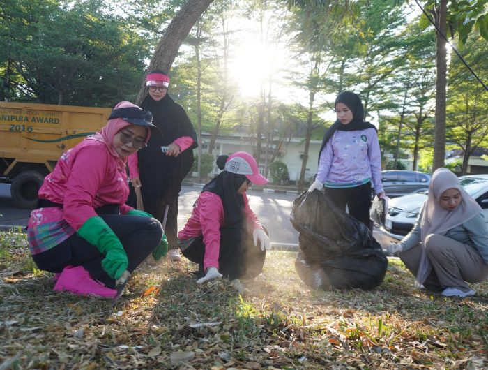 Ketua Tim Penggerak PKK Kota Makassar, Melinda Aksa, menunjukkan komitmennya terhadap kepedulian lingkungan dengan menanam pohon bougenville dan kompos biopori di sekitar ruang terbuka hijau Anjungan Pantai Losari, Jumat (01/8/2025).