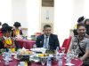 Wali Kota Makassar, Munafri Arifuddin bersama Menteri Pendidikan Dasar dan Menengah (Mendikdasmen) RI, Prof. Dr. Abdul Mu’ti, M.Ed, saat mengahdiri Dies Natalis Universitas Negeri Makassar (UNM) yang ke-64 pada Sabtu, (2/8/2025), di Ballroom Teater Menara Pinisi UNM, Sabtu (2/8/2025).