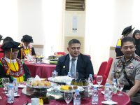 Wali Kota Makassar, Munafri Arifuddin bersama Menteri Pendidikan Dasar dan Menengah (Mendikdasmen) RI, Prof. Dr. Abdul Mu’ti, M.Ed, saat mengahdiri Dies Natalis Universitas Negeri Makassar (UNM) yang ke-64 pada Sabtu, (2/8/2025), di Ballroom Teater Menara Pinisi UNM, Sabtu (2/8/2025).