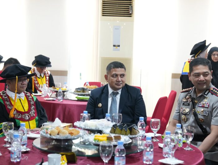 Wali Kota Makassar, Munafri Arifuddin bersama Menteri Pendidikan Dasar dan Menengah (Mendikdasmen) RI, Prof. Dr. Abdul Mu’ti, M.Ed, saat mengahdiri Dies Natalis Universitas Negeri Makassar (UNM) yang ke-64 pada Sabtu, (2/8/2025), di Ballroom Teater Menara Pinisi UNM, Sabtu (2/8/2025).
