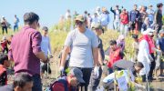 Bupati Bantaeng, M. Fathul Fauzy Nurdin menghadiri Penanaman 5.000 bibit Mangrove yang digelar mahasiswa Kuliah Kerja Nyata (KKN) Universitas Hasanuddin (Unhas) gelombang 114, di Pantai Pacuan Kuda, Desa Biangkeke, Minggu, 3 Agustus 2025.