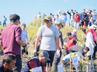 Bupati Bantaeng, M. Fathul Fauzy Nurdin menghadiri Penanaman 5.000 bibit Mangrove yang digelar mahasiswa Kuliah Kerja Nyata (KKN) Universitas Hasanuddin (Unhas) gelombang 114, di Pantai Pacuan Kuda, Desa Biangkeke, Minggu, 3 Agustus 2025.