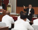 Sekretaris Daerah Provinsi Sulawesi Selatan, Dr. Jufri Rahman, M.Si., tampil sebagai narasumber dalam Pelatihan Kepemimpinan Administrator (PKA) Angkatan III yang digelar di Aula Garuda, Kantor PPSDM Kemendagri Regional Makassar, Senin, 4 Agustus 2025.