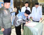 Wali Kota Parepare, Tasming Hamid, menyampaikan ucapan selamat atas pelantikan pengurus baru Badan Komunikasi Pemuda Remaja Masjid Indonesia (BKPRMI) Kota Parepare yang digelar di Masjid Terapung BJ Habibie, Senin (4/8/2025) malam.