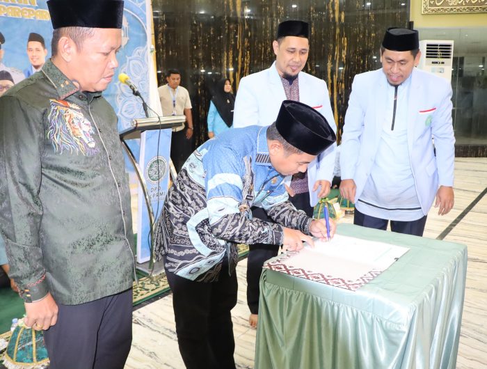 Wali Kota Parepare, Tasming Hamid, menyampaikan ucapan selamat atas pelantikan pengurus baru Badan Komunikasi Pemuda Remaja Masjid Indonesia (BKPRMI) Kota Parepare yang digelar di Masjid Terapung BJ Habibie, Senin (4/8/2025) malam.