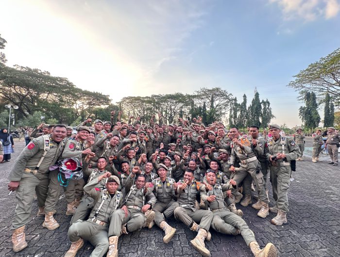 Sebanyak 408 Pegawai Pemerintah dengan Perjanjian Kerja (PPPK) pada Satuan Polisi Pamong Praja (Satpol PP) Provinsi Sulawesi Selatan resmi menerima Surat Pernyataan Melaksanakan Tugas (SPMT) melalui Apel Besar di Lapangan Kantor Gubernur Sulsel, Senin, 4 Agustus 2025.