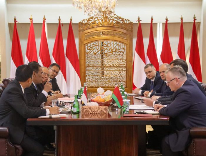 Menteri Pertanian (Mentan) Andi Amran Sulaiman menerima kunjungan Menteri Luar Negeri Belarus, Maxim Ryzhenkov, di Jakarta, Senin (5/8). Dalam pertemuan tersebut, kedua negara membahas penguatan kerja sama bilateral di sektor pertanian, khususnya upaya meningkatkan ekspor komoditas pertanian unggulan Indonesia ke Belarus.