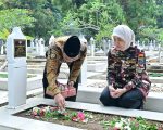Menjelang peringatan Hari Ulang Tahun ke-80 Kemerdekaan Republik Indonesia, Wakil Wali Kota Makassar, Aliyah Mustika Ilham, memimpin kegiatan ziarah dan tabur bunga di Taman Makam Pahlawan (TMP) Panaikang, Jalan Urip Sumoharjo, Makassar, Jumat (8/8/2025).