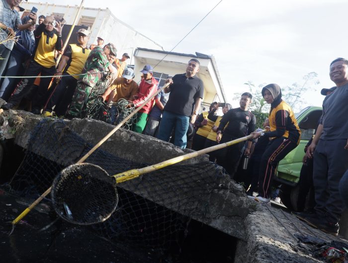 Wali Kota Makassar, Munafri Arifuddin, menegaskan bahwa kebersihan bukan sekadar aktivitas seremonial, tetapi merupakan tanggung jawab bersama yang harus dijaga secara konsisten oleh seluruh elemen masyarakat, bukan hanya saat kegiatan Jumat Bersih atau ketika pejabat hadir di lapangan.