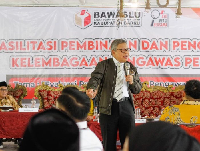 Badan Pengawas Pemilihan Umum (Bawaslu) Kabupaten Barru menggelar kegiatan Fasilitasi Pembinaan dan Penguatan Kelembagaan Pengawas Pemilu di Kampung Bugis Jaasyira, Siawung, Kabupaten Barru, pada Jumat, 8 Agustus 2025. Acara ini menghadirkan Anggota Komisi II DPR RI, Taufan Pawe, sebagai pemateri utama.