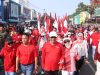Ribuan bendera merah putih dibagikan oleh Dirjen Politik dan Pemerintahan Umum (Polpum) Dr.Bahtiar Baharuddin saat berlangsung kirab Merah Putih di Kota Depok, 10 Agustus 2025.