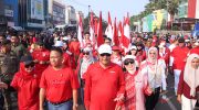 Ribuan bendera merah putih dibagikan oleh Dirjen Politik dan Pemerintahan Umum (Polpum) Dr.Bahtiar Baharuddin saat berlangsung kirab Merah Putih di Kota Depok, 10 Agustus 2025.