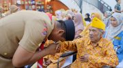 Bupati Bantaeng, M. Fathul Fauzy Nurdin, menjamu para veteran dalam menyambut Hari Veteran Nasional yang ke-80, di Rumah Jabatan (Rujab) Bupati Bantaeng, Minggu, 10 Agustus 2025.