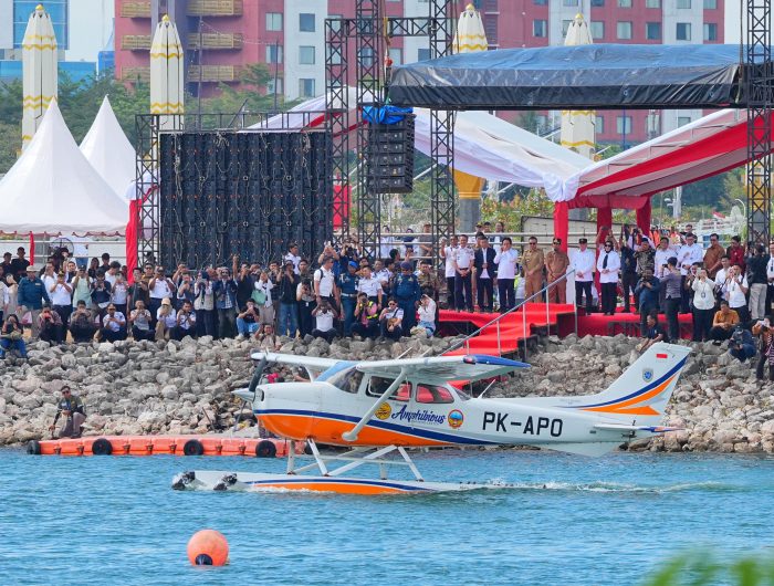 Provinsi Sulawesi Selatan mencatat sejarah baru di sektor transportasi dengan meluncurkan uji coba penerbangan pesawat amfibi (seaplane) serta melakukan penandatanganan prasasti ground breaking pembangunan water aerodrome di Taman Andalan, kawasan Center Point of Indonesia (CPI) Makassar, Senin, 11 Agustus 2025.