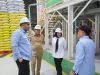 Wali Kota Makassar, Munafri Arifuddin, hadir langsung mendampingi Ketua Komisi IV DPR RI, Siti Hediati Soeharto, bersama rombongan saat melakukan kunjungan kerja di Kompleks Pergudangan Panaikang, Perum Bulog Makassar, Senin (11/8/2025).