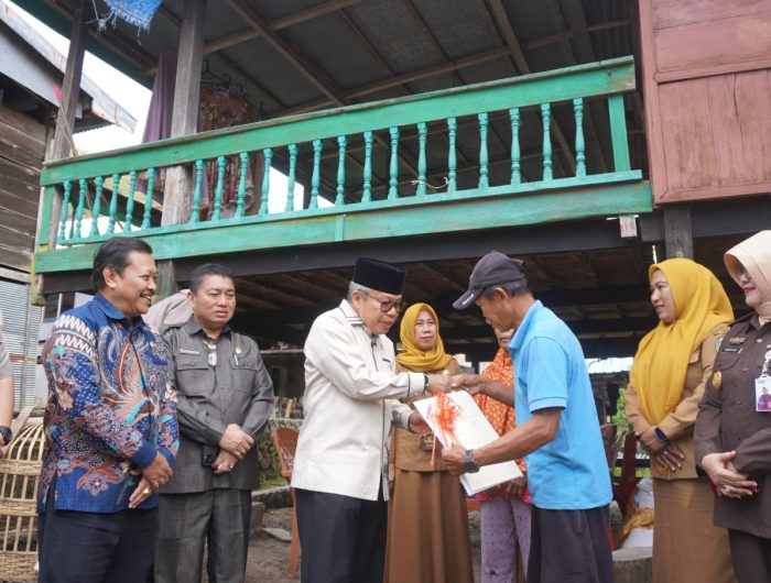 Anggota Komisi II DPR RI, Taufan Pawe, turut hadir dalam penyerahan sertipikat tanah wakaf untuk Masjid Kurir Langit serta sertipikat program Pendaftaran Tanah Sistematis Lengkap (PTSL) bagi warga Parepare. Acara ini diselenggarakan oleh Kementerian Agraria dan Tata Ruang/Badan Pertanahan Nasional (ATR/BPN) Provinsi Sulawesi Selatan dan ATR/BPN Kota Parepare, yang digelar Senin 11 Agustus 2025.