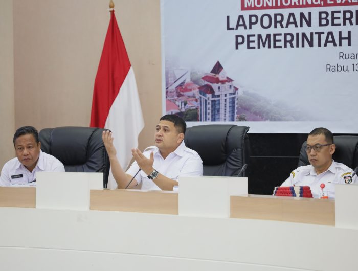 Wali Kota Makassar, Munafri Arifuddin, memberikan peringatan tegas kepada seluruh jajaran organisasi perangkat daerah (OPD), Satuan Kerja Perangkat Daerah (SKPD), hingga para camat terkait realisasi Pendapatan Asli Daerah (PAD) dan penyerapan anggaran.